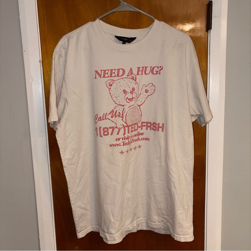 🧸Teddy Fresh “Need a Hug?” Graphic Tee – Men’s Large
